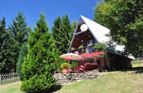 Suhl House | Stunning private villa for 4 guests with WIFI, TV, terrace, pets allowed and parking