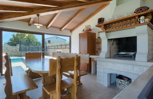 Melnica House | Stunning private villa for 10 people with WIFI, private pool, A/C, TV, terrace and parking