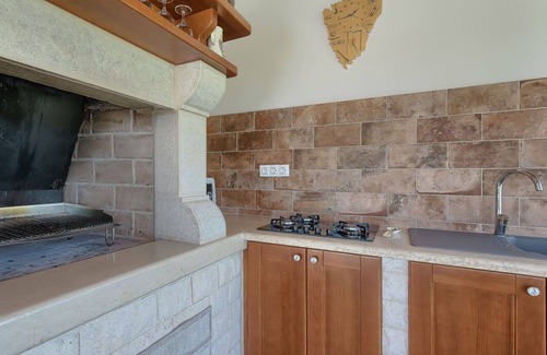 Melnica House | Stunning private villa for 10 people with WIFI, private pool, A/C, TV, terrace and parking