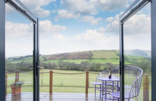 Brecon House | Stunning private villa for 2 guests with TV, patio, pets allowed, panoramic view and parking