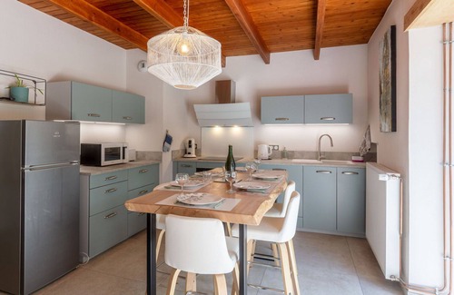 Coutances House | Stunning private villa for 6 people with WIFI, TV and terrace