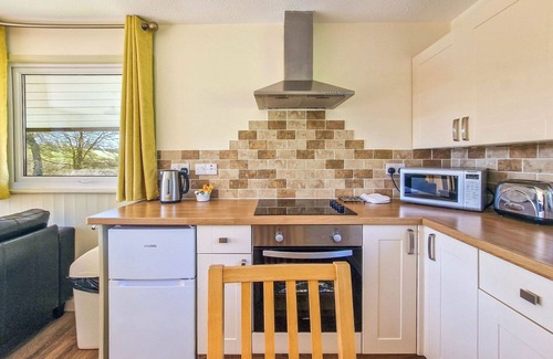Fivelanes House | Stunning private villa for 4 guests with hot tub, WIFI, TV, patio and parking