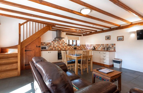 Fivelanes House | Stunning private villa for 2 people with hot tub, WIFI, TV, patio, pets allowed and parking