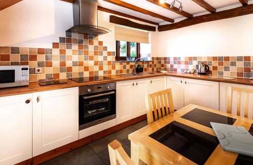 Fivelanes House | Stunning private villa for 2 people with hot tub, WIFI, TV, patio, pets allowed and parking