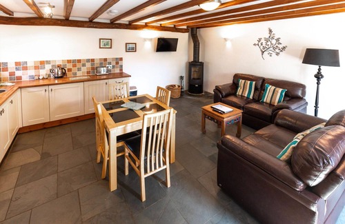Fivelanes House | Stunning private villa for 2 people with hot tub, WIFI, TV, patio, pets allowed and parking