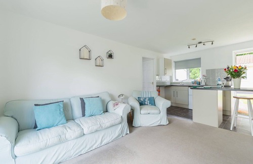 Liskeard House | Stunning private villa for 8 people with WIFI, TV, patio and parking