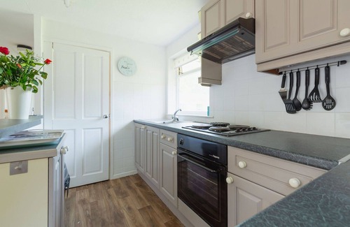 Liskeard House | Stunning private villa for 8 people with WIFI, TV, patio and parking