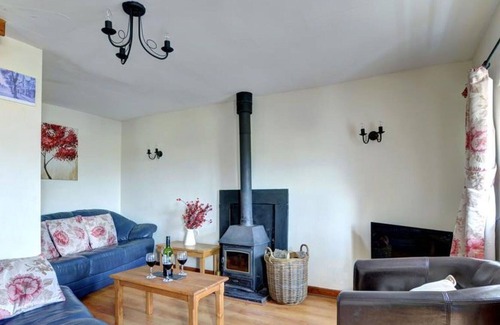 Corwen House | Stunning private villa for 6 guests with WIFI, TV, patio and parking