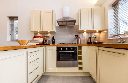 Carnon Downs House | Stunning private villa for 4 people with pool, WIFI, TV, patio and pets allowed