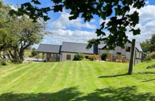 Denbigh House | Stunning private villa for 6 guests with TV, patio, panoramic view and parking