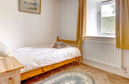 Alston House | Stunning private villa for 3 people with TV, patio, pets allowed and parking