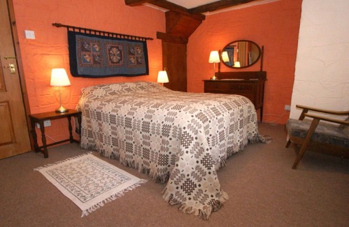 Alston Villa | Stunning private villa for 5 guests with TV, patio, pets allowed and parking