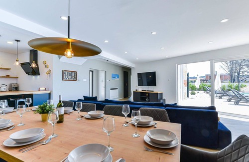 Zaton Villa | Stunning private villa for 10 people with private pool, hot tub, WIFI, A/C, TV, patio and parking