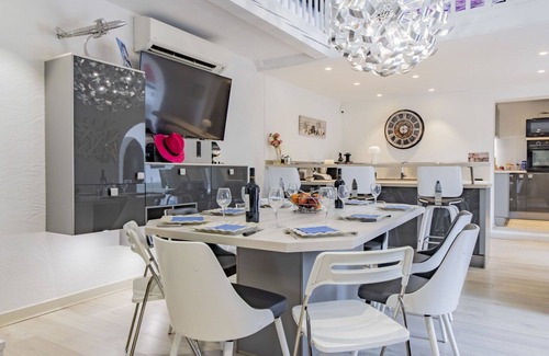 Les 3 Ponts Villa | Stunning private villa with private pool, WIFI, hot tub, A/C, TV, terrace, pets allowed and park.