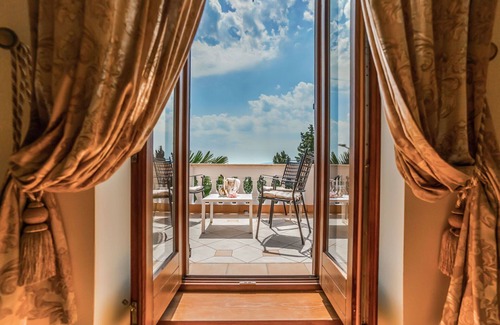 Obrs Villa | Stunning private villa with private pool, WIFI, hot tub, A/C, TV, terrace, pets allowed and park.