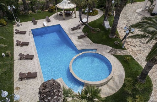 Nardo Villa | Stunning private villa with private pool, hot tub, WIFI, A/C, TV, patio and pets allowed