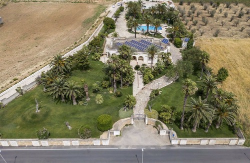 Nardo Villa | Stunning private villa with private pool, hot tub, WIFI, A/C, TV, patio and pets allowed
