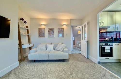West Finchley Apartment | Stunning Property with Garden and Parking