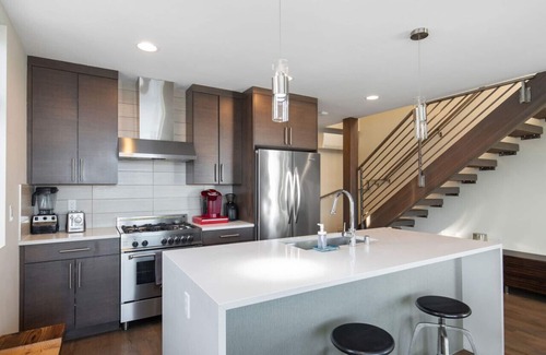 East Queen Anne House | Stunning Queen Anne Hill Haven: Rooftop Lake Views!