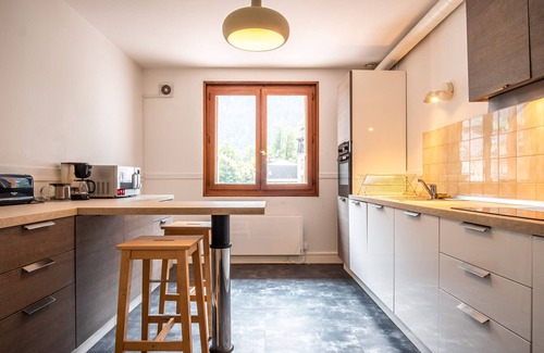 Chamonix City Centre Apartment | Stunning renovated apt center, 7-10 people, pets allowed