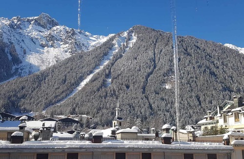 Chamonix City Centre Apartment | Stunning renovated apt center, 7-10 people, pets allowed