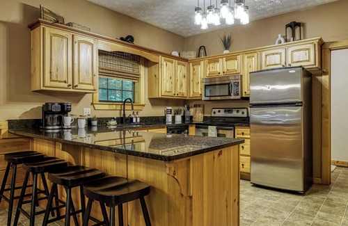 Chalet Village Cabin | Stunning & Relaxing Getaway: 5-Star Location - Hot Tub - Game Room - Sleeps 8!