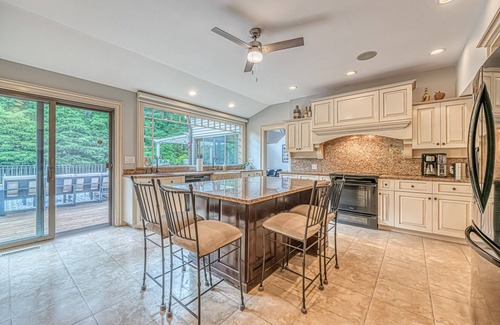 Flanders House | Stunning Renovated 1.7 Acre Estate w/Heated Pool in Southampton