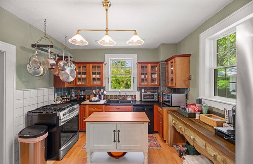 Weaverville House | Stunning Restored Victorian on a Picturesque Lot with Flower Garden & nFountain