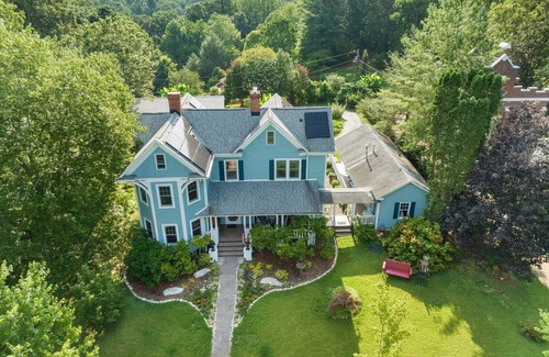 Weaverville House | Stunning Restored Victorian on a Picturesque Lot with Flower Garden & nFountain