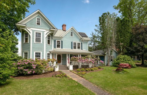 Weaverville House | Stunning Restored Victorian on a Picturesque Lot with Flower Garden & nFountain