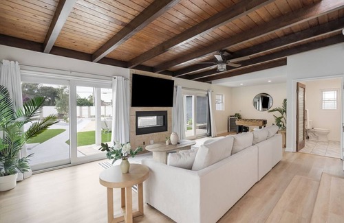Bixby Knolls House | Stunning Retro Beach Oasis, Dual Living, Pool