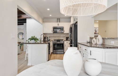 Bixby Knolls House | Stunning Retro Beach Oasis, Dual Living, Pool