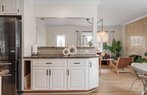 Bixby Knolls House | Stunning Retro Beach Oasis, Dual Living, Pool