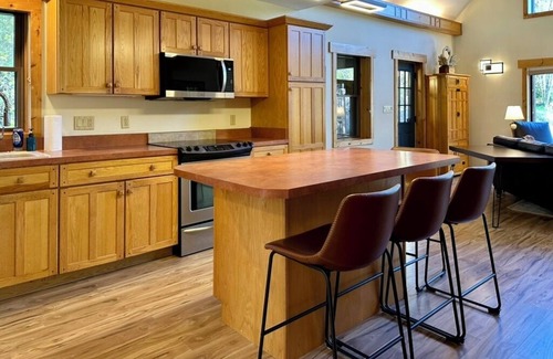 Tamassee Cottage | Stunning River-Side Cottage with Fire Pit!