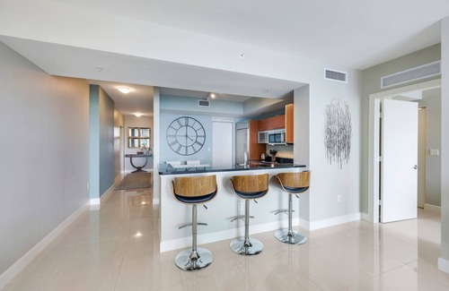 Edgewood Condo | Stunning Riverfront High Rise 2-bed condo w/Pool, Spa, Fitness, Clubroom & More!