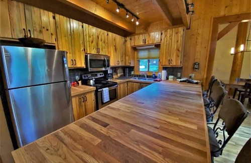 Durango - Purgatory Cabin | Stunning Riverside Cabin w/Private Hot Tub, Spacious Yard, Full Kitchen, Grill