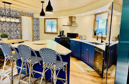 Gilford House | Stunning round house Winnipesaukee/Gunstock escape