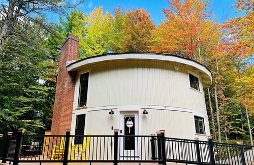 Gilford House | Stunning round house Winnipesaukee/Gunstock escape