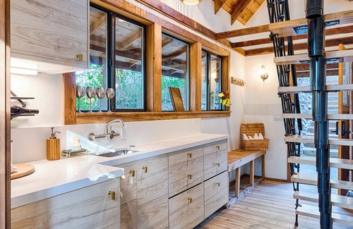 Freestone Cottage | Stunning Sauna Cottage Retreat on Private Vineyard