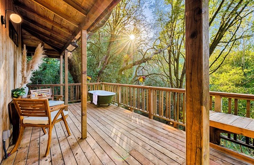Freestone Cottage | Stunning Sauna Cottage Retreat on Private Vineyard