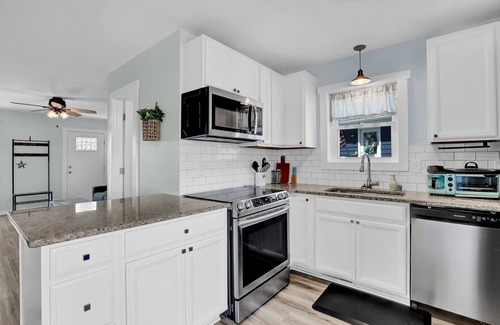 Sneads Ferry House | Stunning Second Row Duplex, Easy Beach Access, Pet-friendly