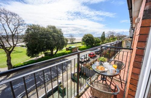 Barry Apartment | Stunning sea views - Barry's Retreat by Tŷ SA