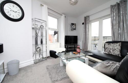 Barry Apartment | Stunning sea views - Barry's Retreat by Tŷ SA