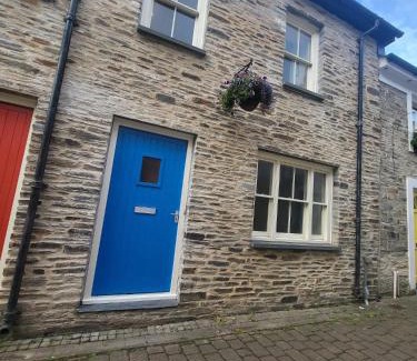 Cardigan House | Stunning seaside town cottage