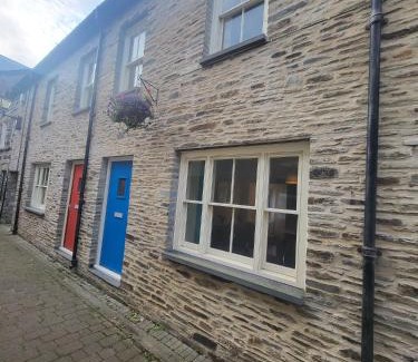 Cardigan House | Stunning seaside town cottage