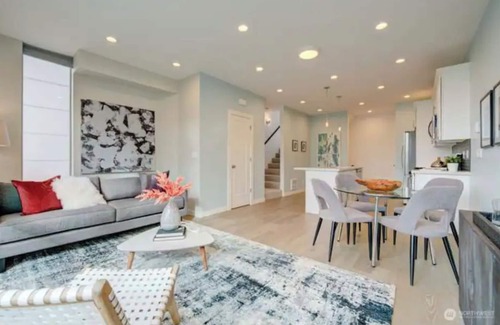 South Delridge House | Stunning Seattle Retreat with Roof Top - Utopia Luxury Stay