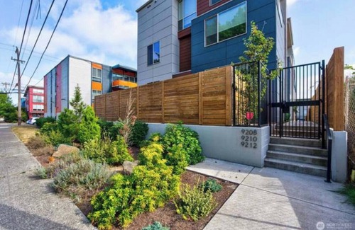 South Delridge House | Stunning Seattle Retreat - Utopia Luxury Stay