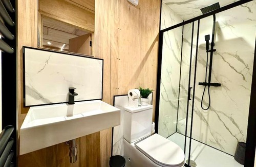 Westbourne Apartment | Stunning Secret Studio - Beach Retreat - Sleeps 4