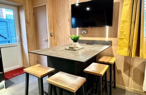Westbourne Apartment | Stunning Secret Studio - Beach Retreat - Sleeps 4