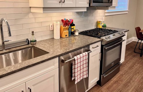 Kincardine House | Stunning Serenity Cove On The Lake | Cozy Cottage